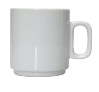 Eine weiße Porzellan-Kaffeetasse bzw. ein stapelbarer Becher mit geradem Korpus und eckigem Henkel für den professionellen Objektbedarf.