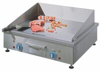 Eine professionelle Edelstahl-Griddleplatte mit zwei blauen Drehreglern und zubereiteten Lebensmitteln auf der Bratfläche, freigestellt vor weißem Hintergrund.
